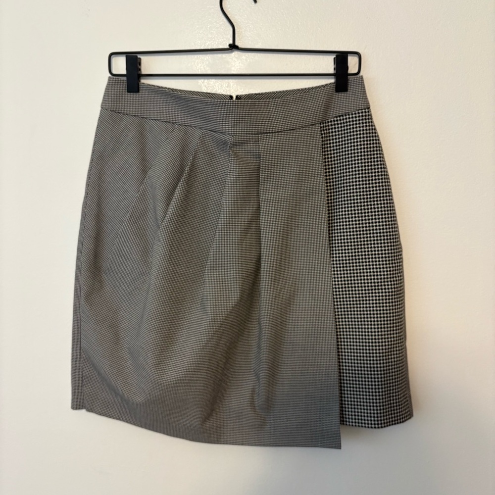 Grey and black houndstooth skirt